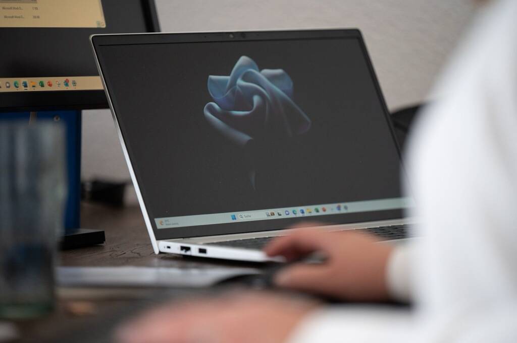 Professionelle administrative Arbeit am Laptop